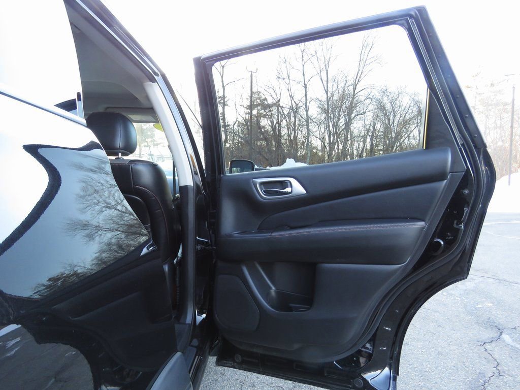 Used 2020 Nissan Pathfinder SL image 16
