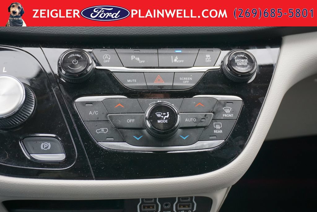 Used 2024 Chrysler Pacifica Touring-L FWD image 24