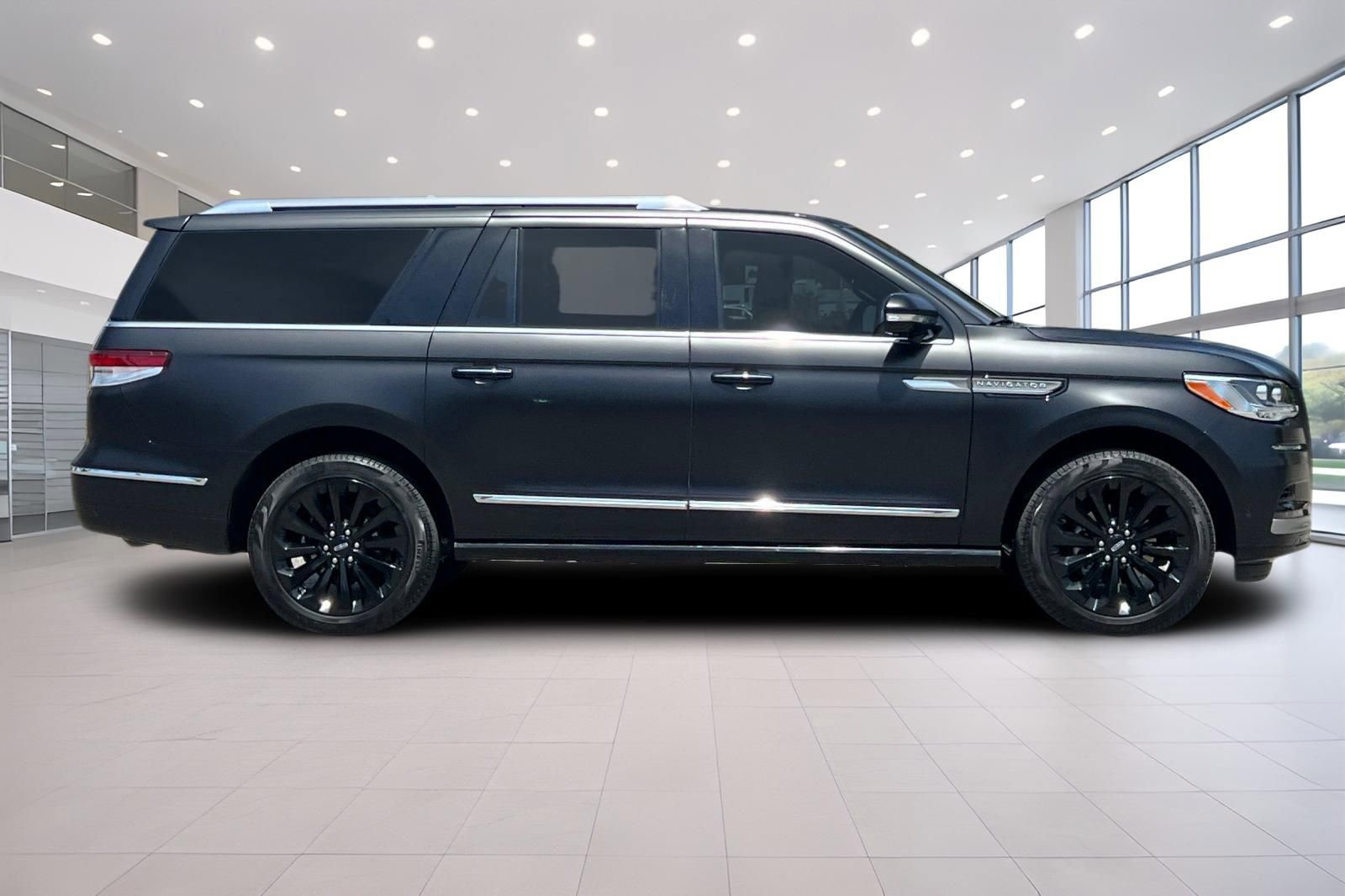 Certified 2024 Lincoln Navigator L Reserve AWD/4WD image 3