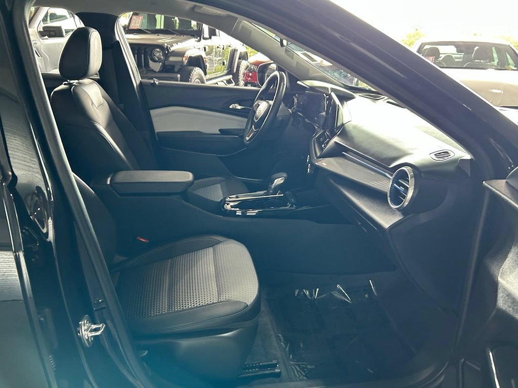 Used 2025 Chevrolet Trax LT w/ Driver Confidence Package FWD image 33