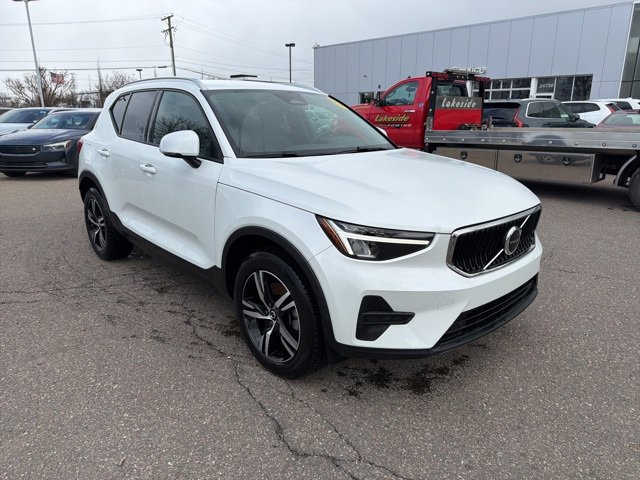 Used 2023 Volvo XC40 B5 Core w/ Convenience Package image 3