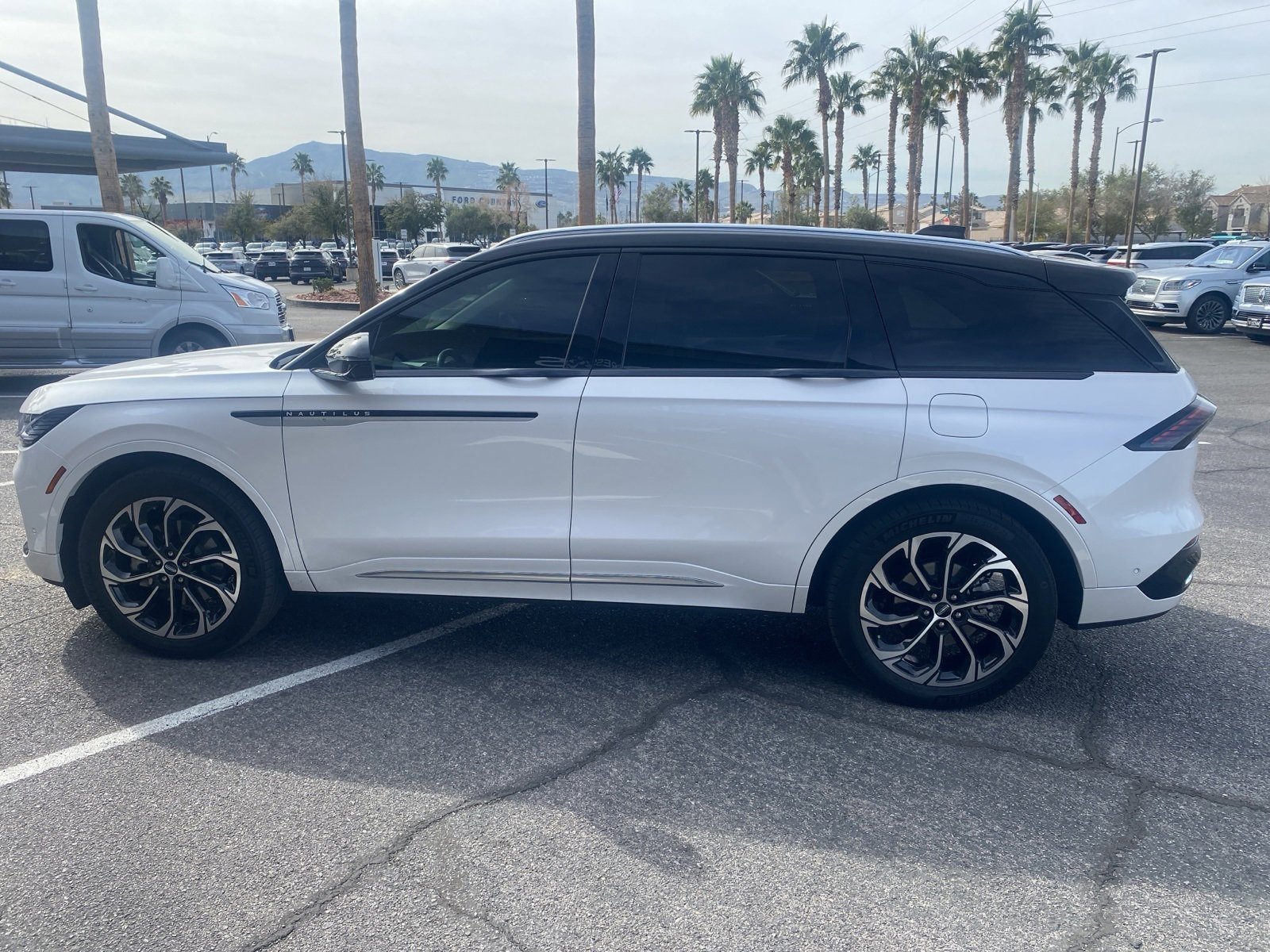 Used 2024 Lincoln Nautilus Reserve w/ Equipment Group 202A image 8