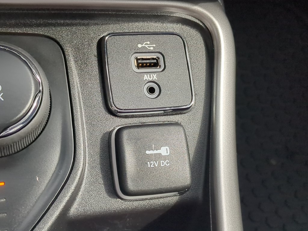 Used 2018 Jeep Compass Latitude w/ Cold Weather Group AWD/4WD image 23