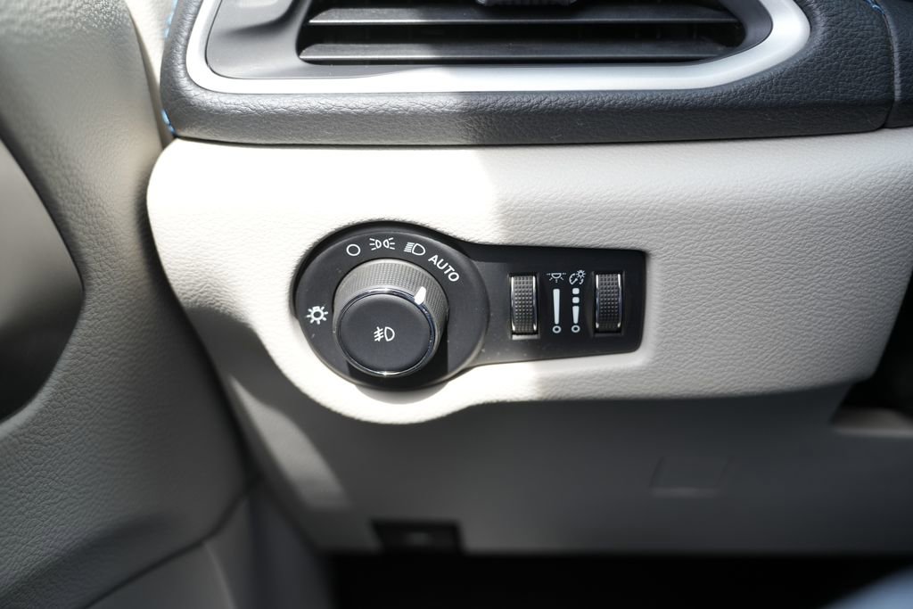 Used 2021 Chrysler Pacifica Touring image 41