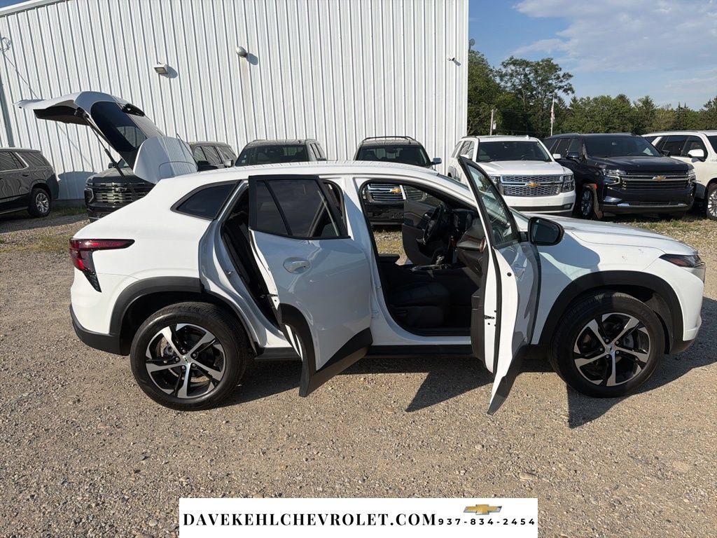 Used 2025 Chevrolet Trax RS w/ Driver Confidence Package FWD image 29