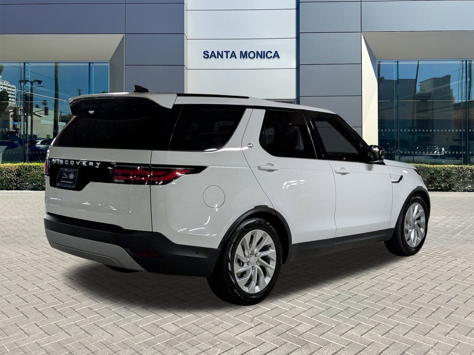 New 2025 Land Rover Discovery S image 2