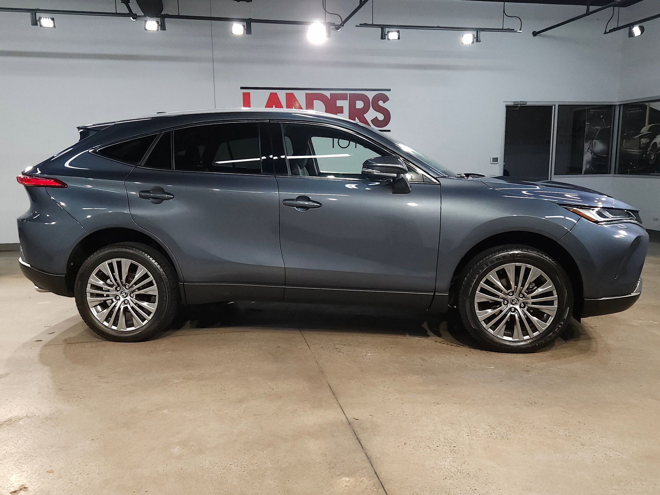 Used 2023 Toyota Venza Limited image 8