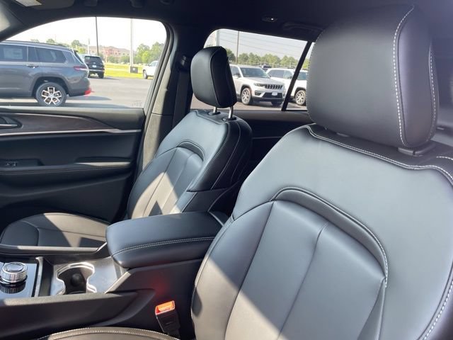 Used 2025 Jeep Grand Cherokee Limited RWD image 8
