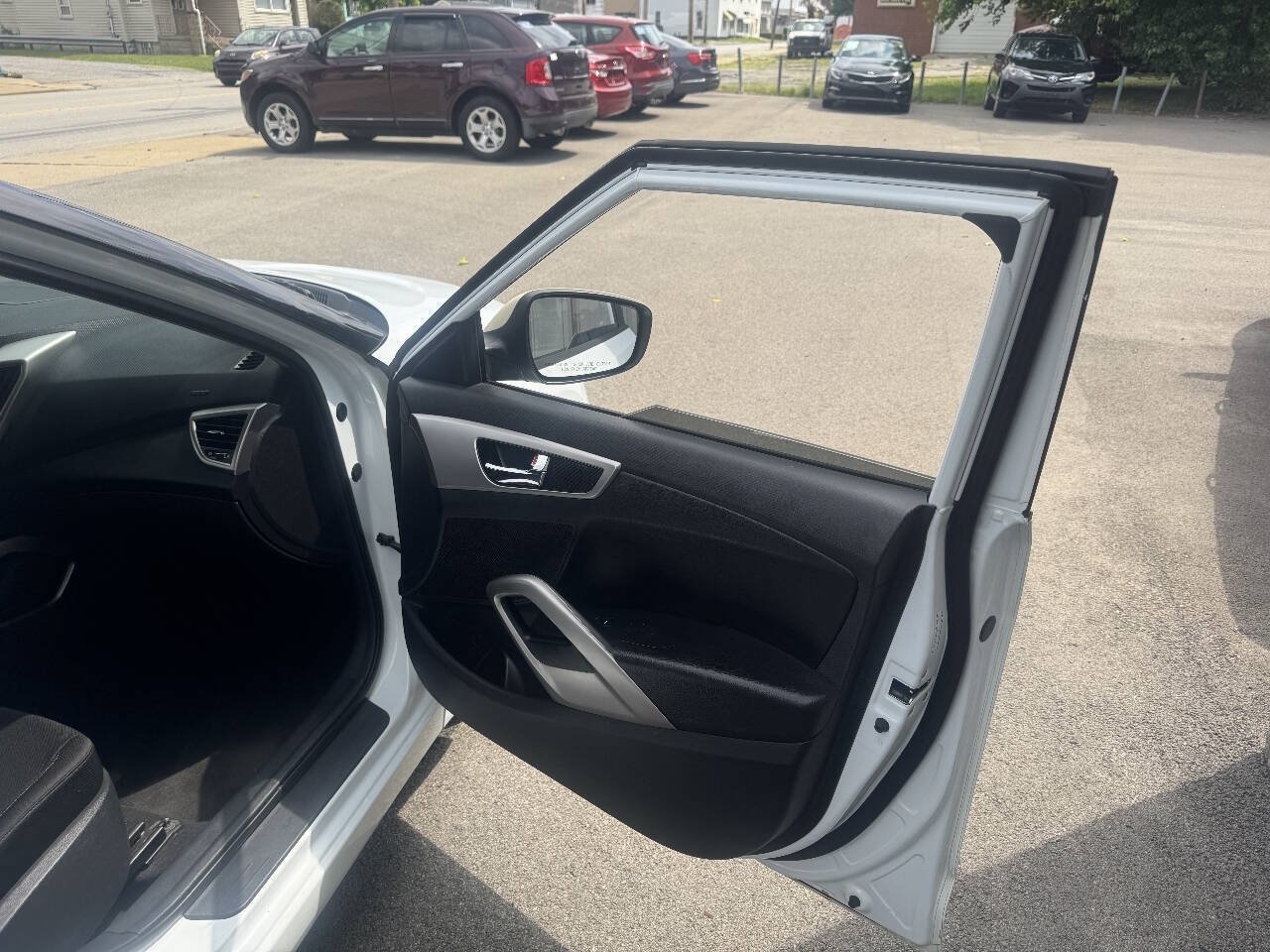 Used 2017 Hyundai Veloster FWD image 16