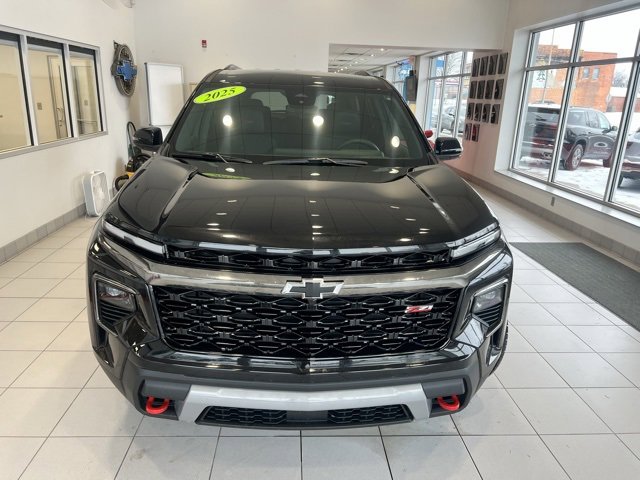 Used 2025 Chevrolet Traverse Z71 image 2