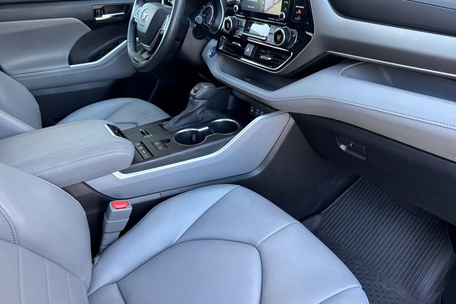 Used 2022 Toyota Highlander XLE AWD/4WD image 34