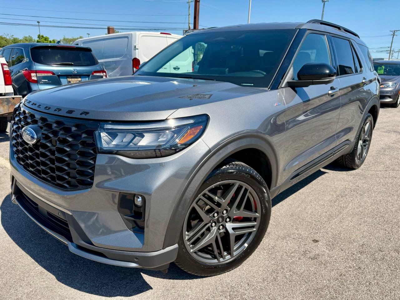 Used 2025 Ford Explorer ST-Line w/ ST-Line Street Pack AWD/4WD image 3