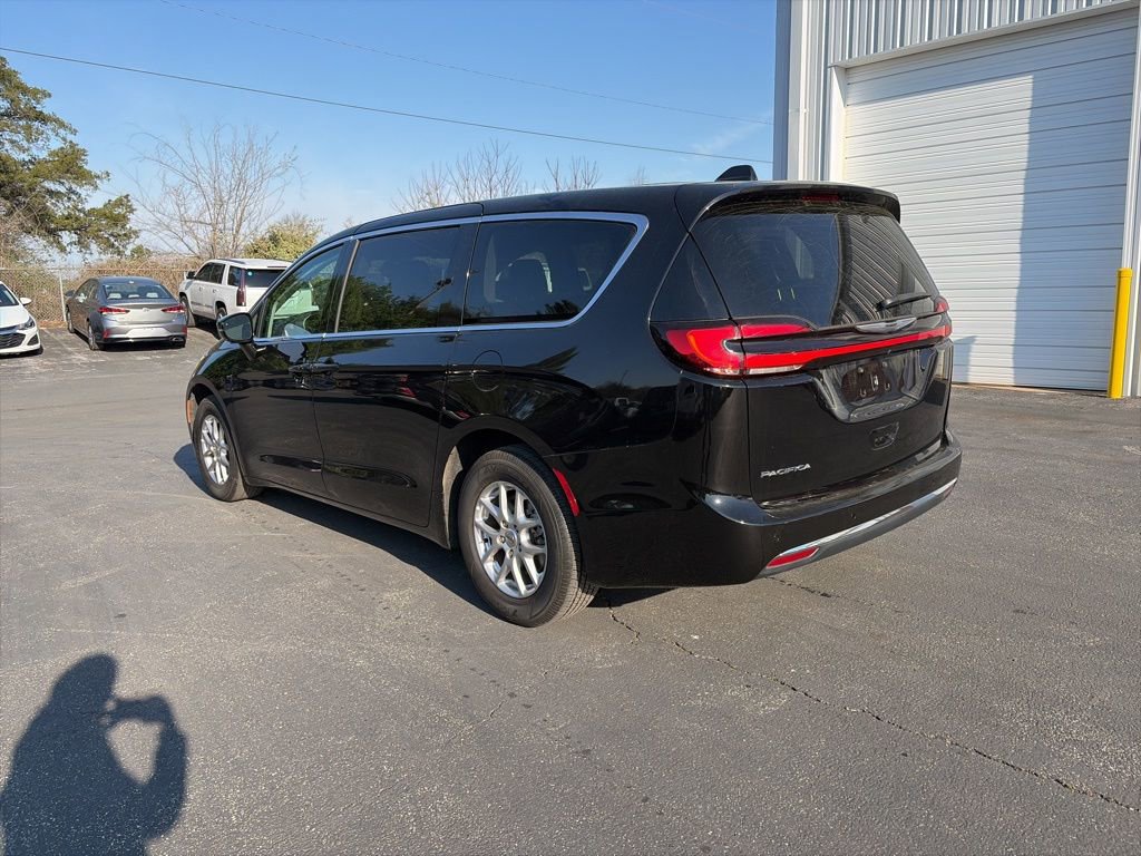 Used 2024 Chrysler Pacifica Touring-L image 5