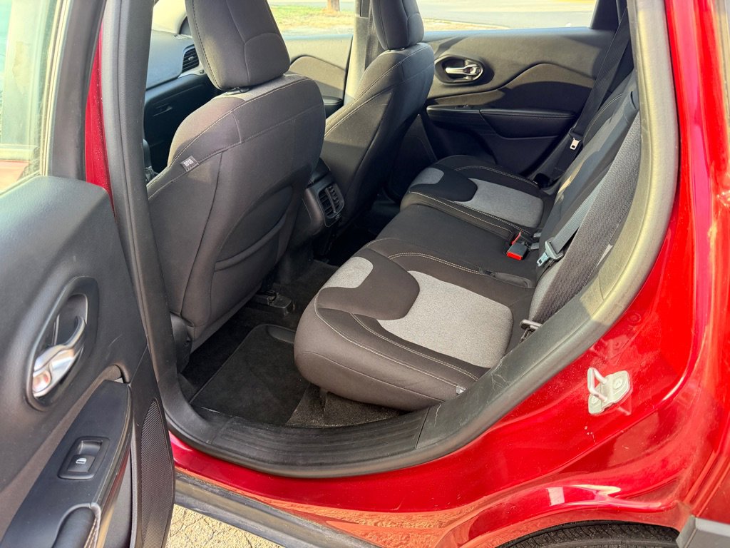 Used 2016 Jeep Cherokee Sport image 12