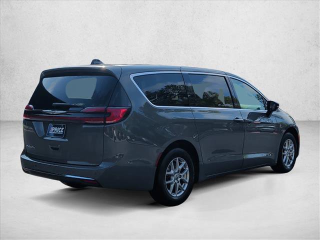 Used 2025 Chrysler Pacifica Select FWD image 5