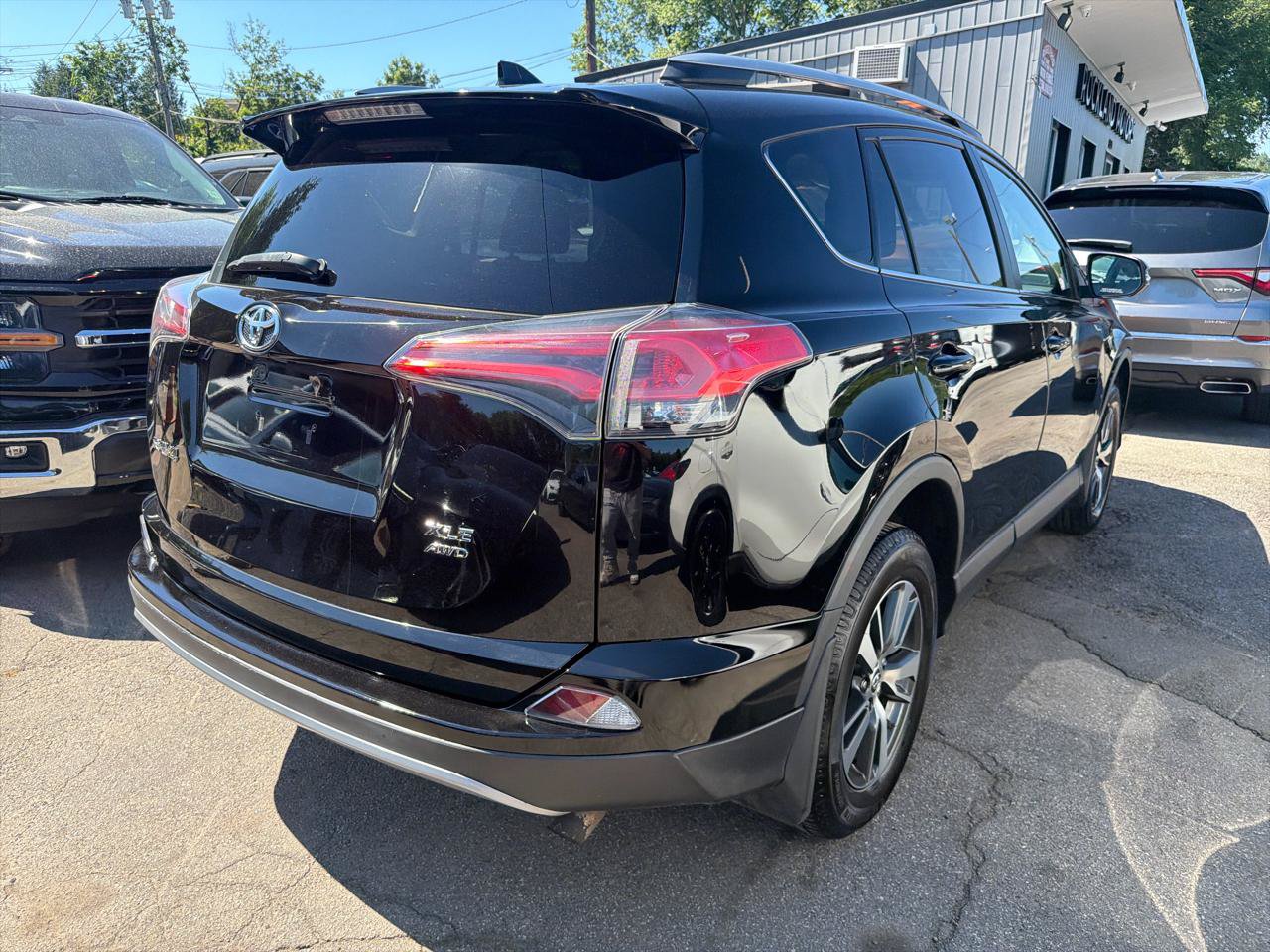 Used 2018 Toyota RAV4 XLE w/ Plus Extra Value Package AWD/4WD image 6