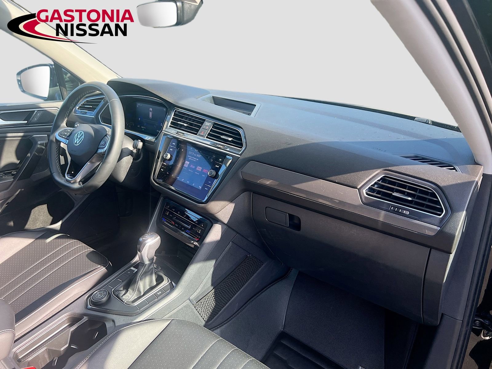 Used 2022 Volkswagen Tiguan SE AWD/4WD image 38