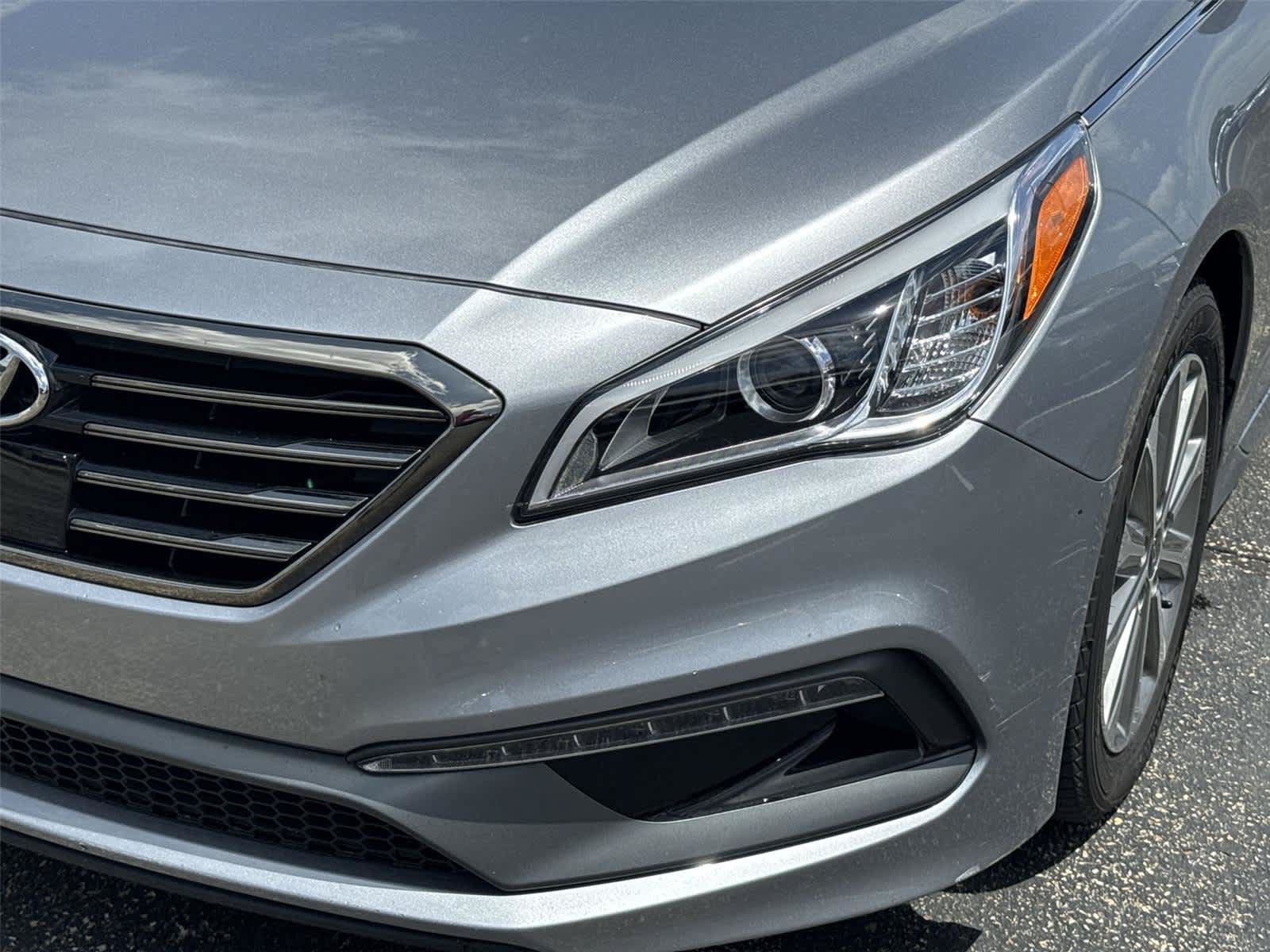 Used 2016 Hyundai Sonata Limited w/ Option Group 05 FWD image 9