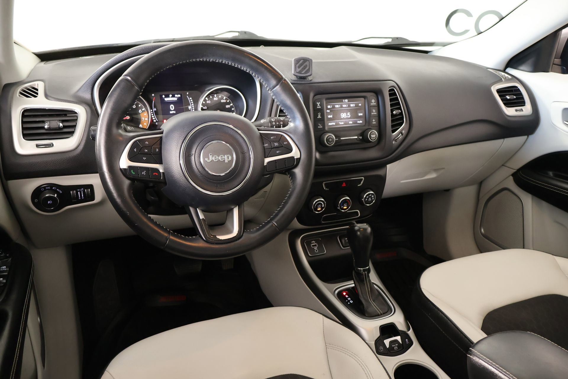 Used 2018 Jeep Compass Latitude FWD image 2