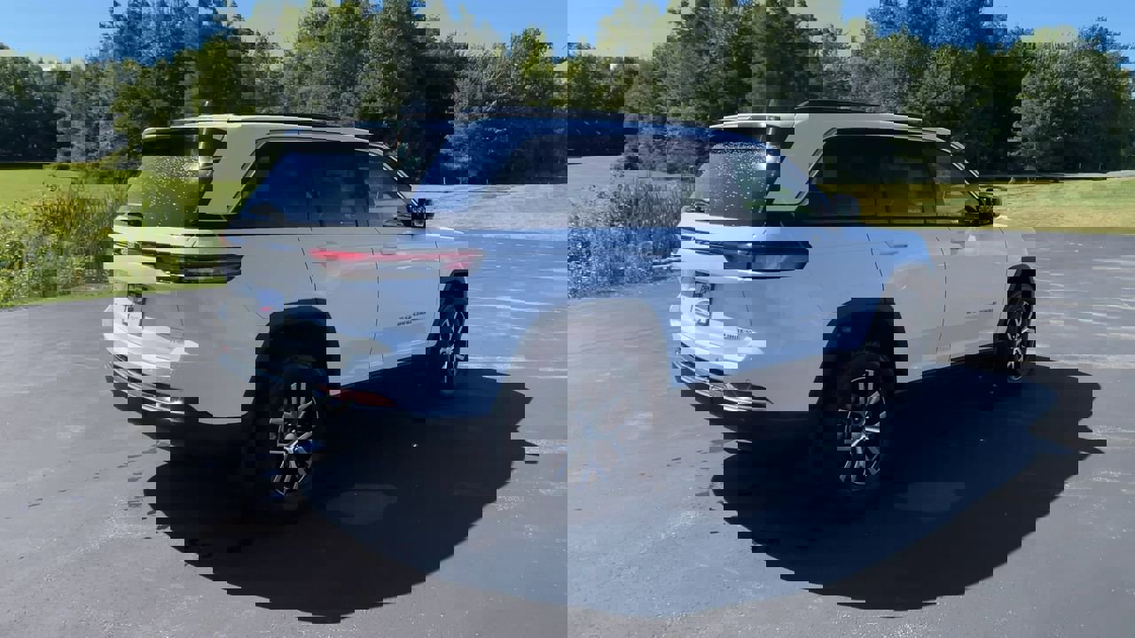 Used 2024 Jeep Grand Cherokee Limited w/ Trailer Tow Package image 9