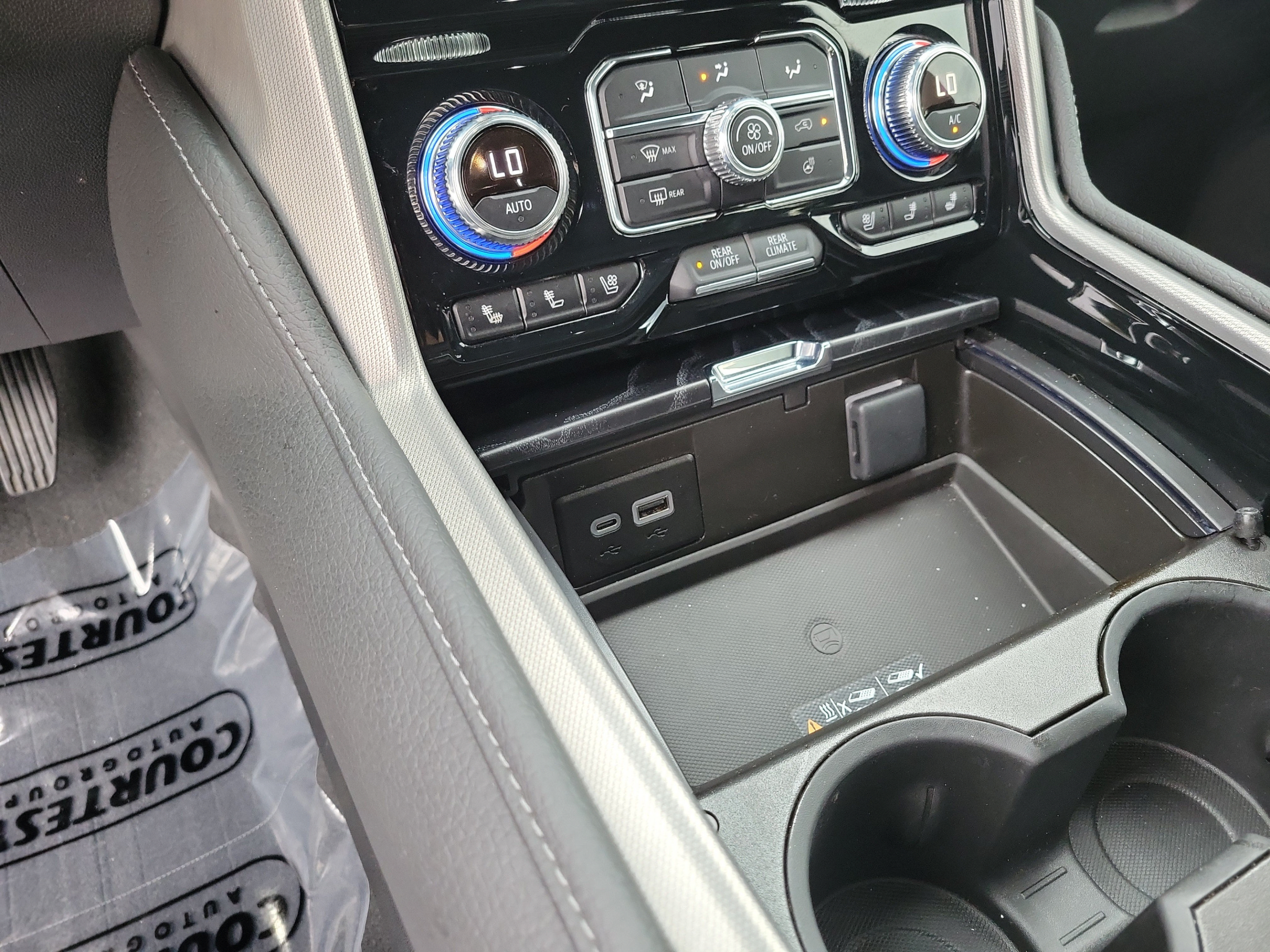 Used 2024 GMC Yukon Denali w/ Advanced Technology Package AWD/4WD image 25