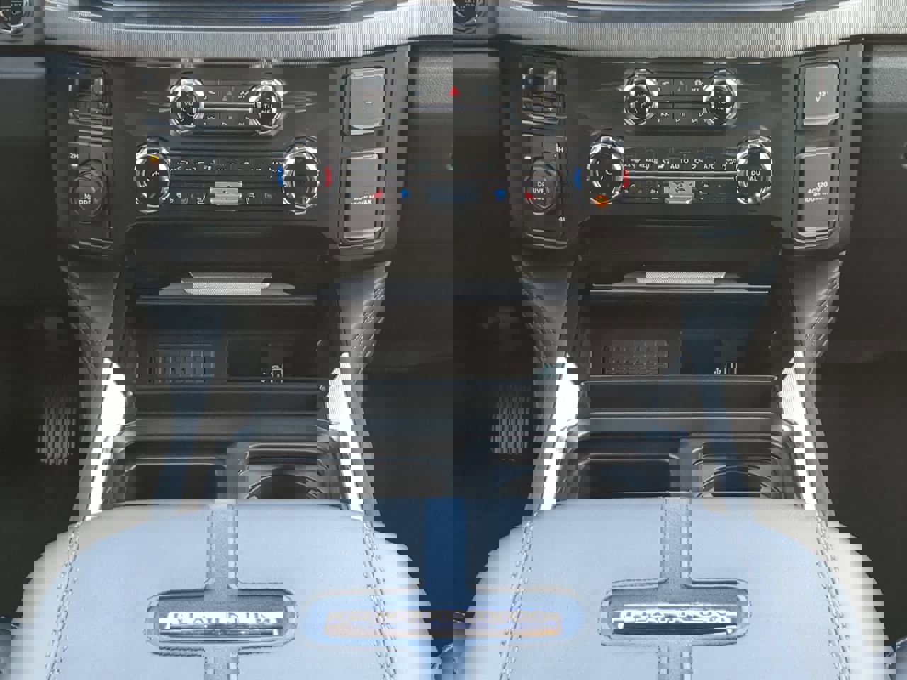 Certified 2025 Ford F450 Platinum w/ FX4 Off-Road Package image 17