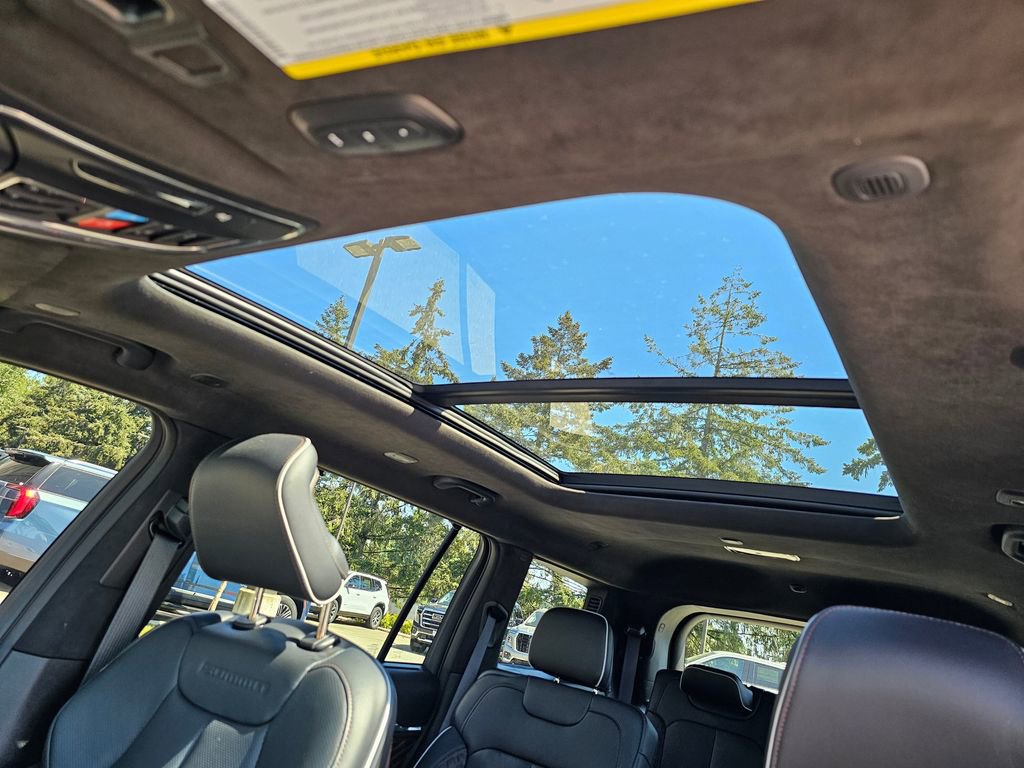 Used 2025 Jeep Grand Cherokee L Summit AWD/4WD image 24