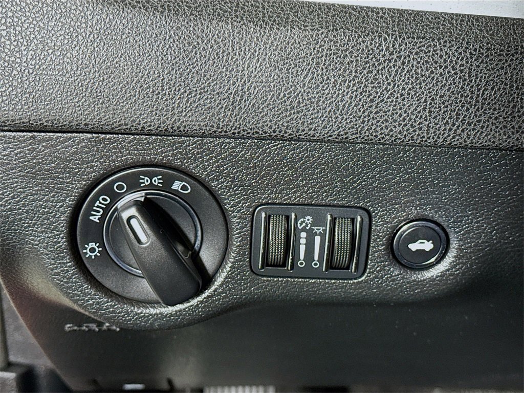 Used 2016 Chrysler 300 Limited image 18