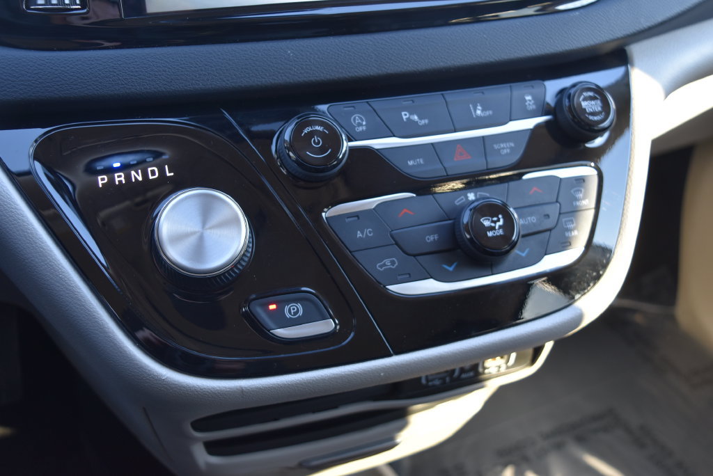 Used 2024 Chrysler Pacifica Touring-L FWD image 16