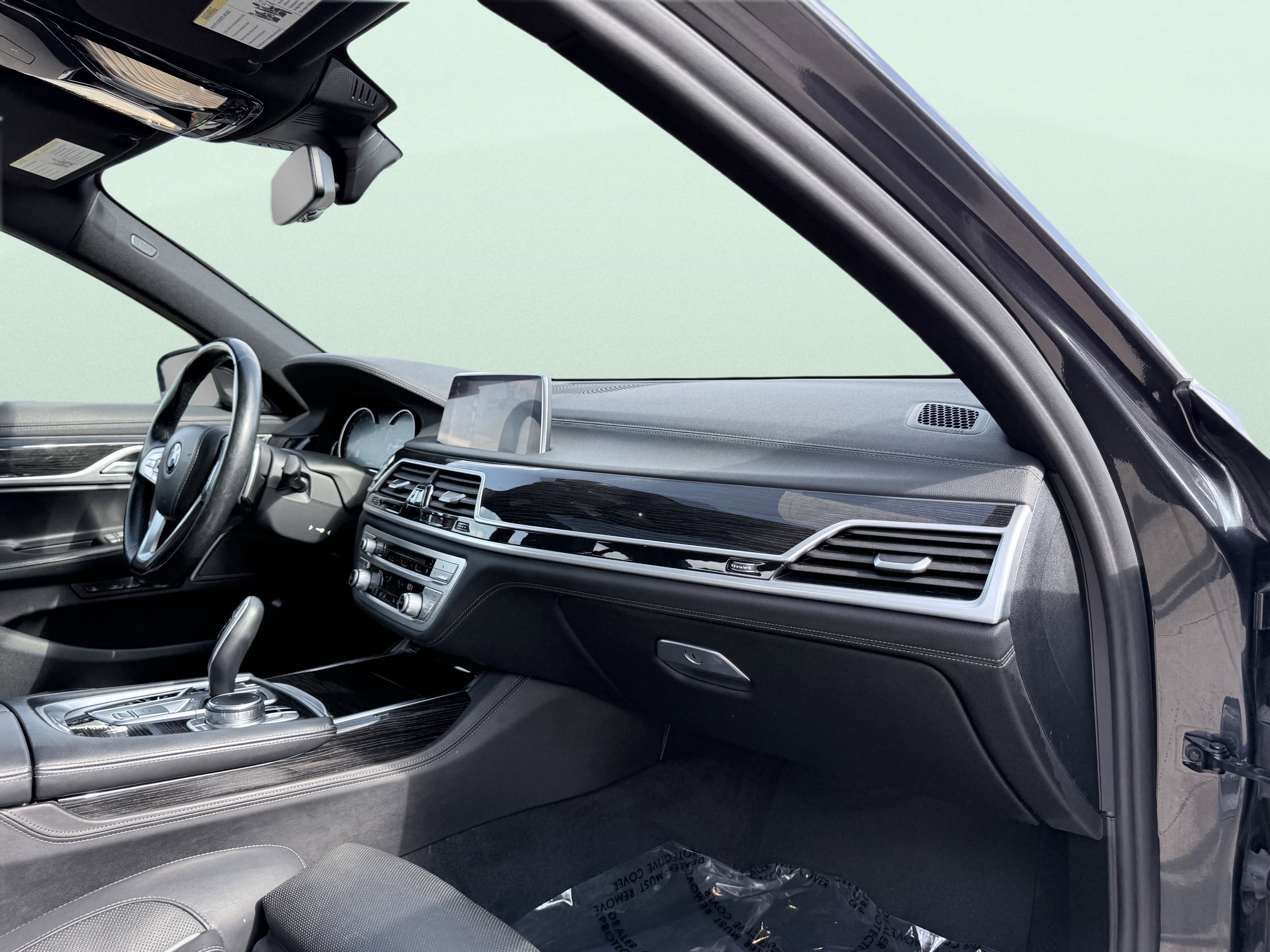 Used 2019 BMW 750i w/ M Sport Package image 28