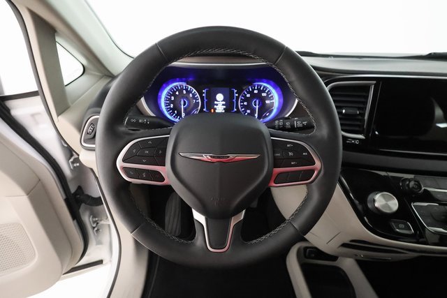 Used 2022 Chrysler Voyager LX image 13