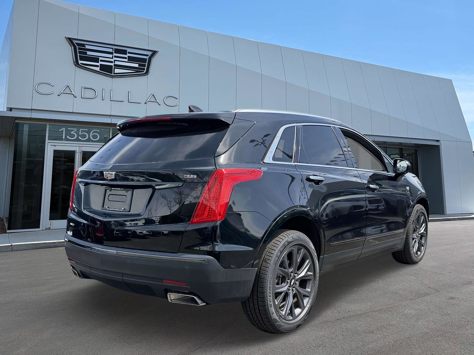 Used 2018 Cadillac XT5 Luxury w/ LPO, Black Ice Package AWD/4WD image 4