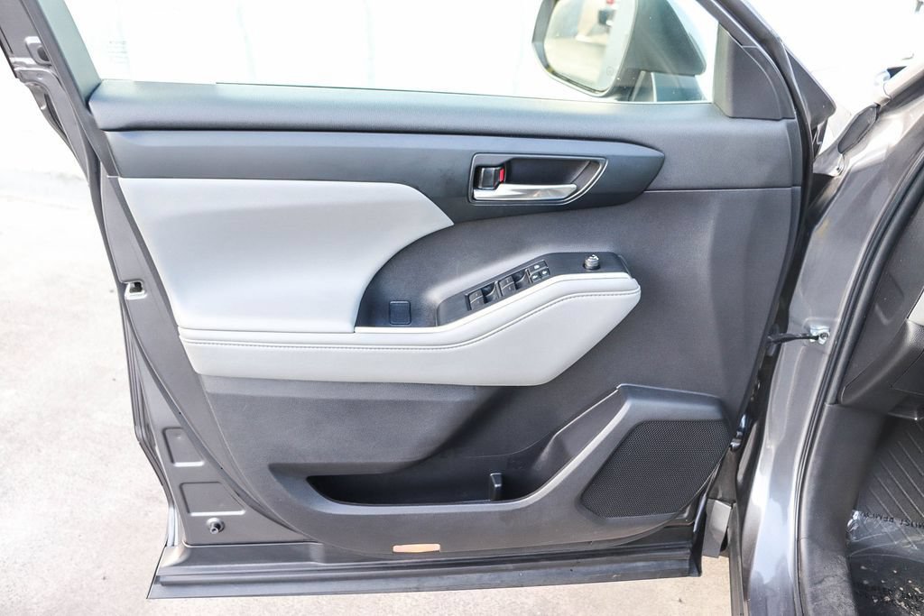 Used 2022 Toyota Highlander XLE FWD image 25