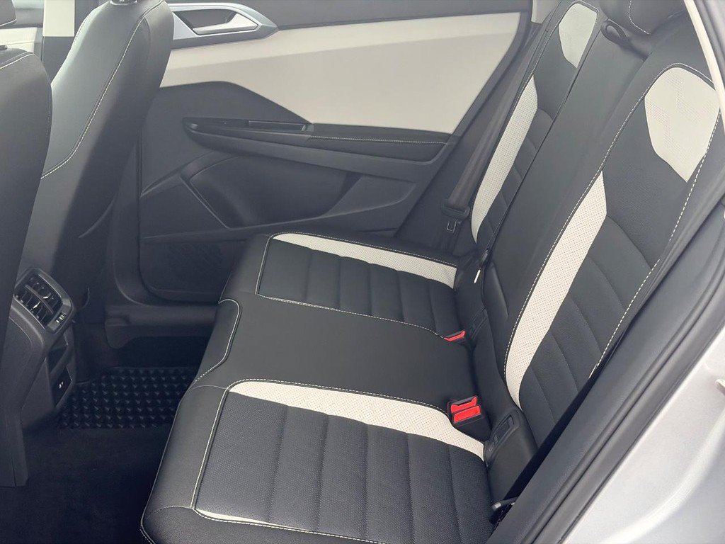 Certified 2025 Volkswagen Taos SEL AWD/4WD image 10