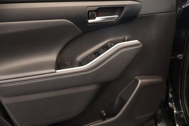 Used 2021 Toyota Highlander XLE AWD/4WD image 9