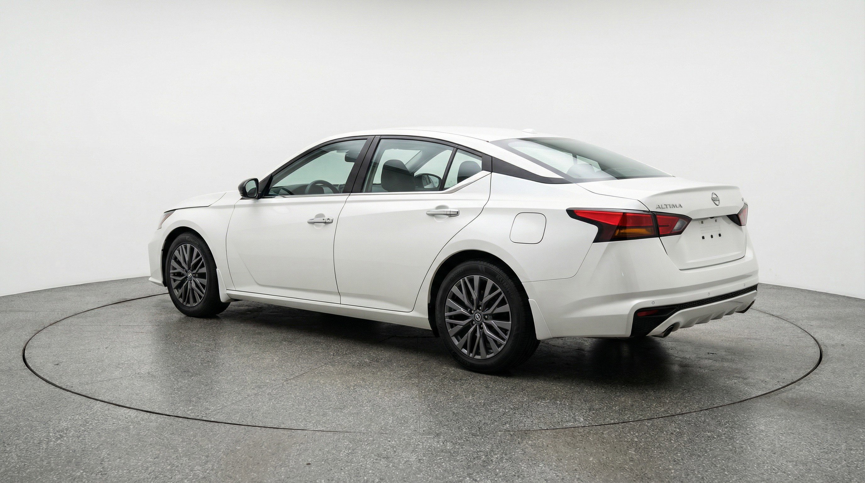 Used 2025 Nissan Altima 2.5 SV FWD image 6
