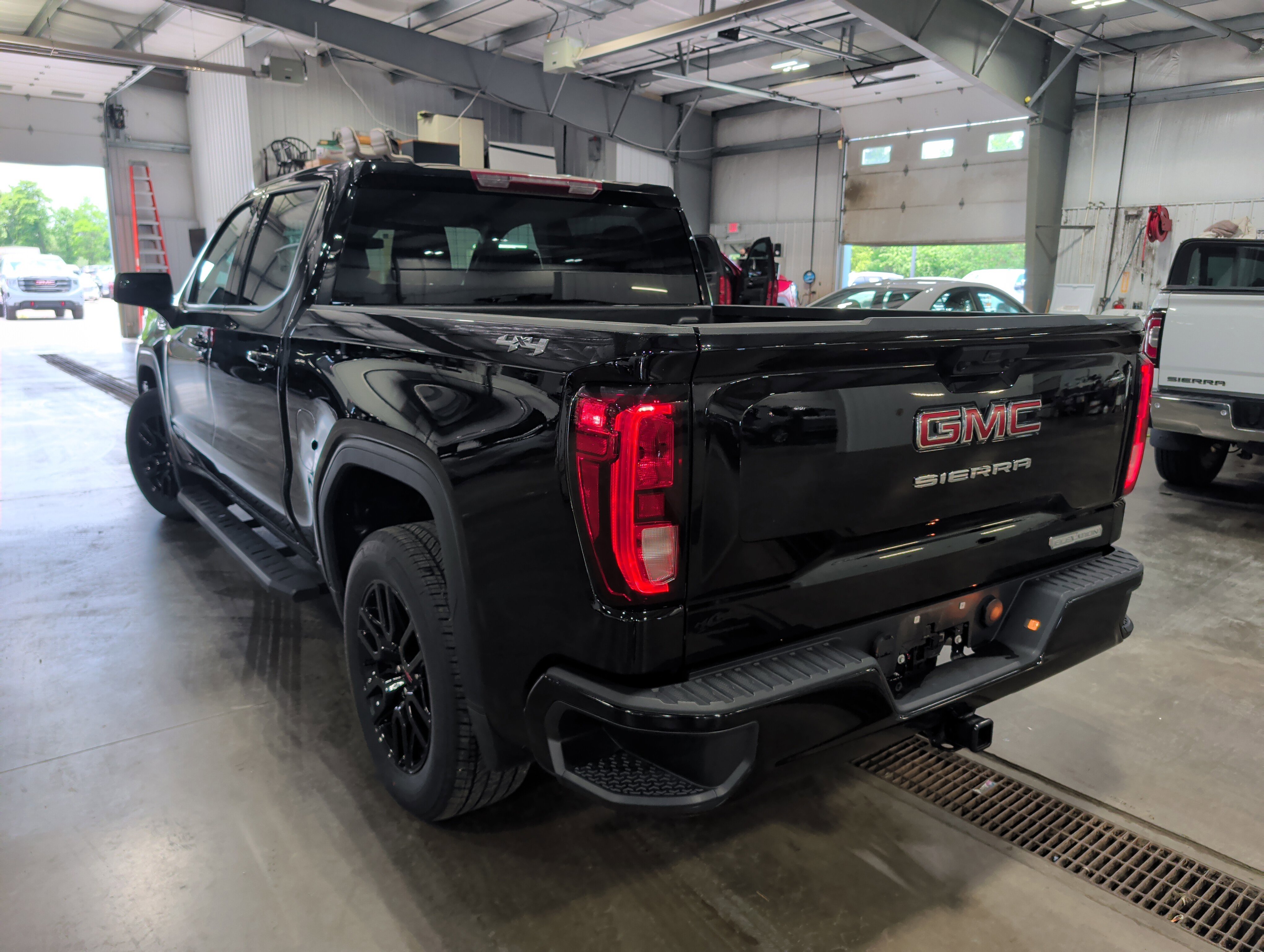Used 2024 GMC Sierra 1500 Elevation AWD/4WD image 4