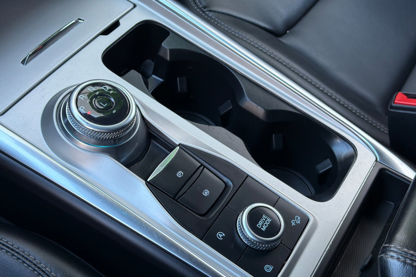 Used 2024 Ford Explorer XLT w/ Equipment Group 202A image 22