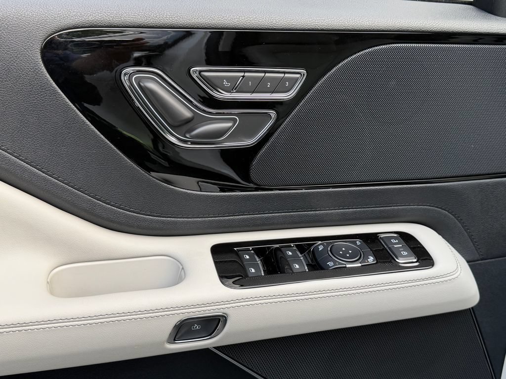 New 2026 Lincoln Aviator AWD w/ Jet Appearance Package image 22