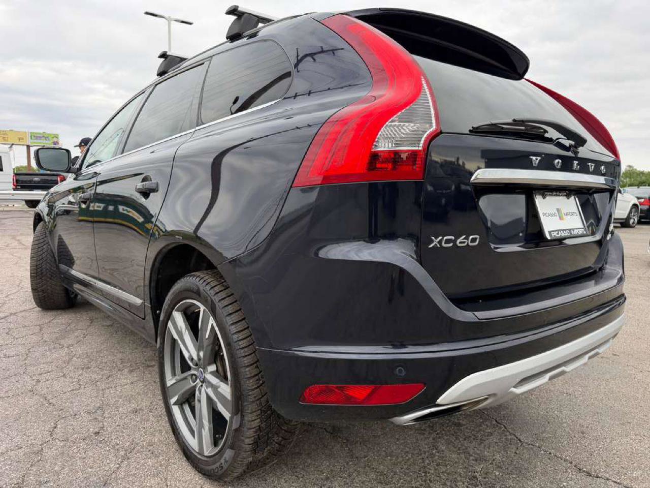 Used 2017 Volvo XC60 T6 Dynamic w/ Advanced Package AWD/4WD image 4