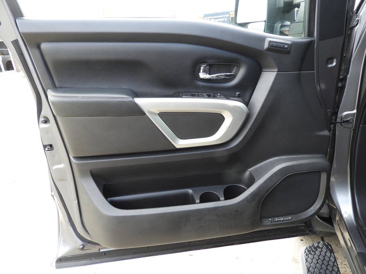 Used 2018 Nissan Titan SL w/ Chrome Package AWD/4WD image 18
