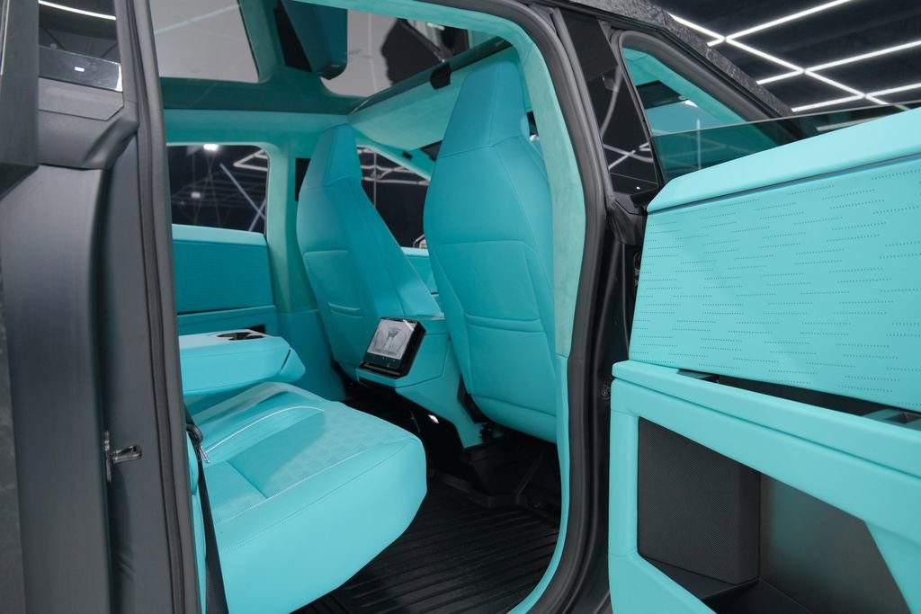 Used 2025 Tesla Cybertruck AWD Crew Cab image 43