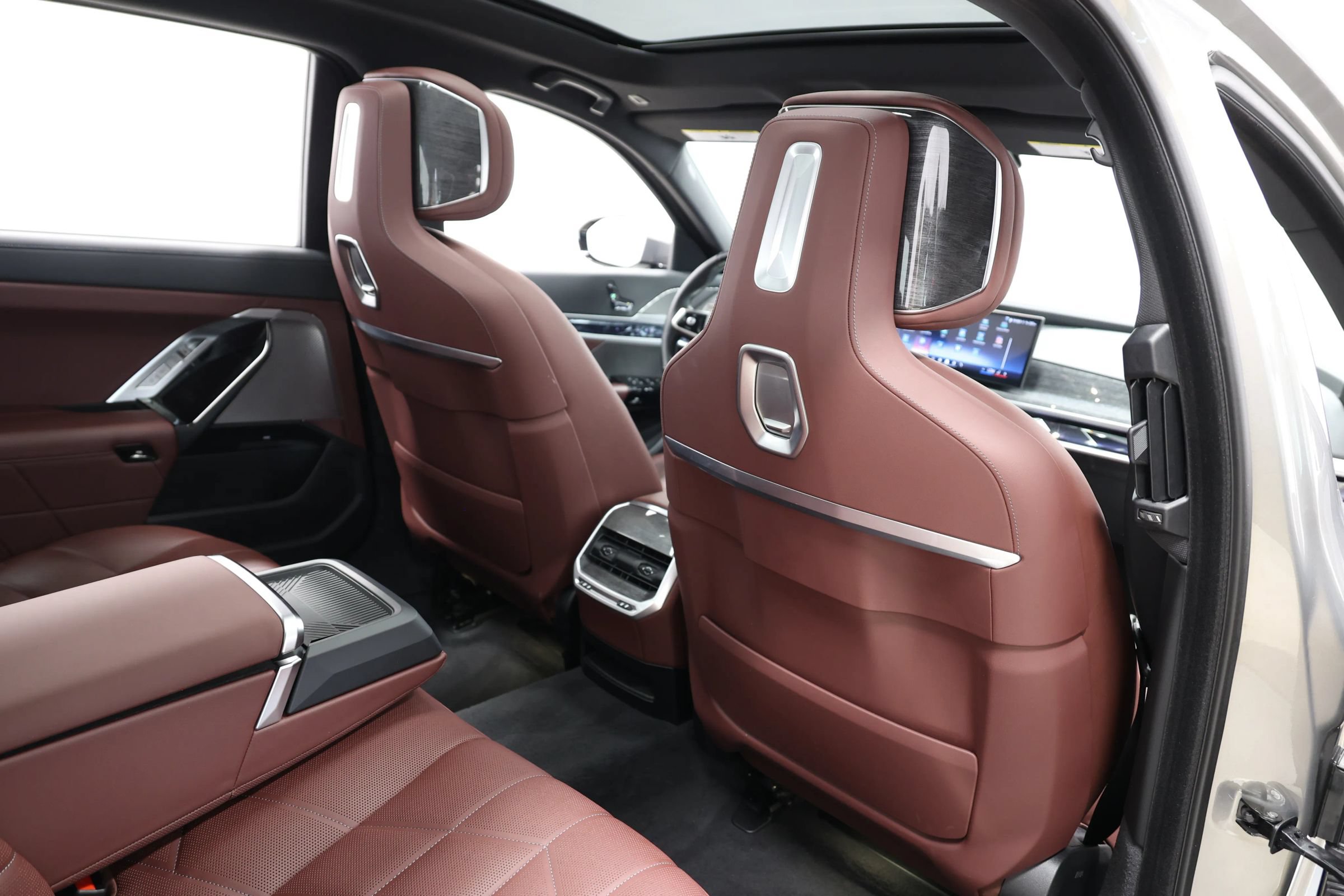 Used 2023 BMW 740i w/ Parking Assistance Package RWD image 84