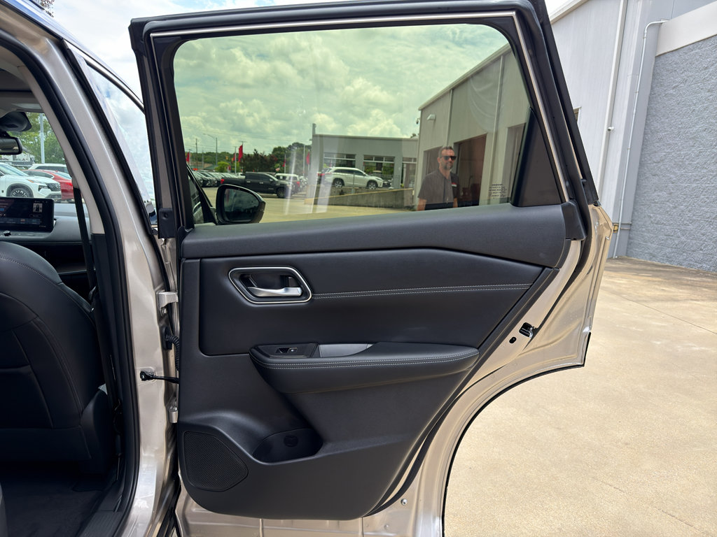 Used 2025 Nissan Rogue Platinum AWD/4WD image 15