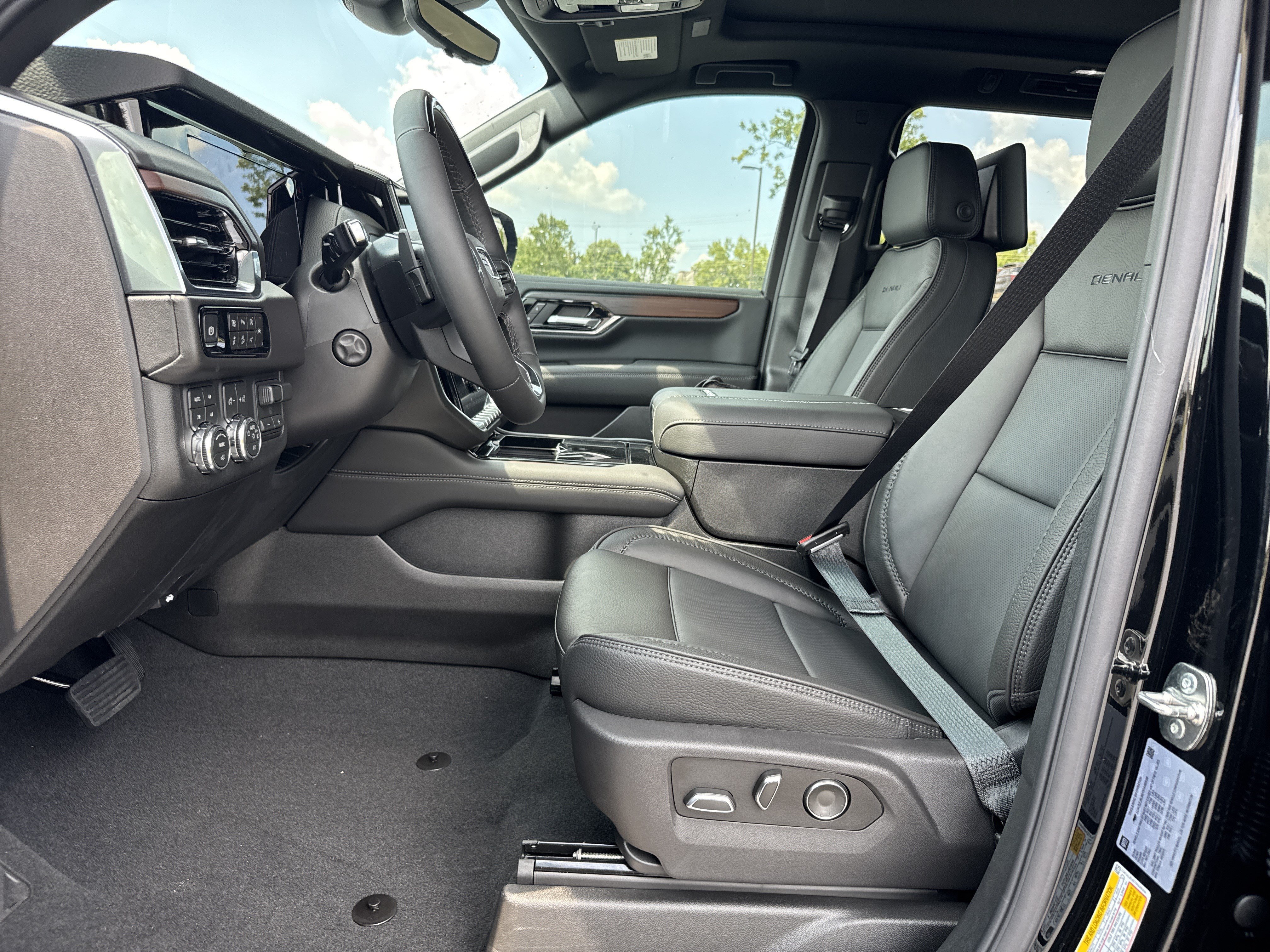 New 2026 GMC Yukon XL Denali w/ Denali Reserve Package AWD/4WD image 16