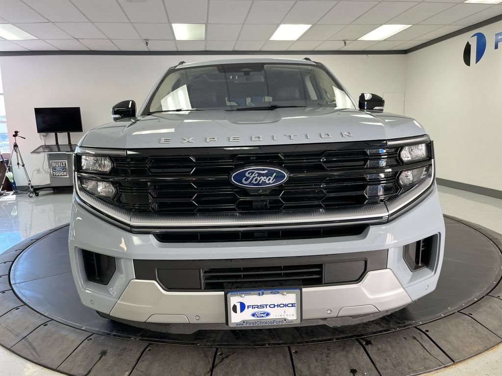 Used 2025 Ford Expedition Max Platinum w/ Driver's Package AWD/4WD image 3