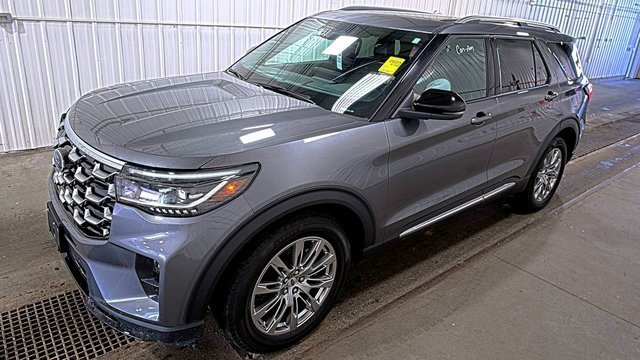 Used 2025 Ford Explorer Platinum image 2