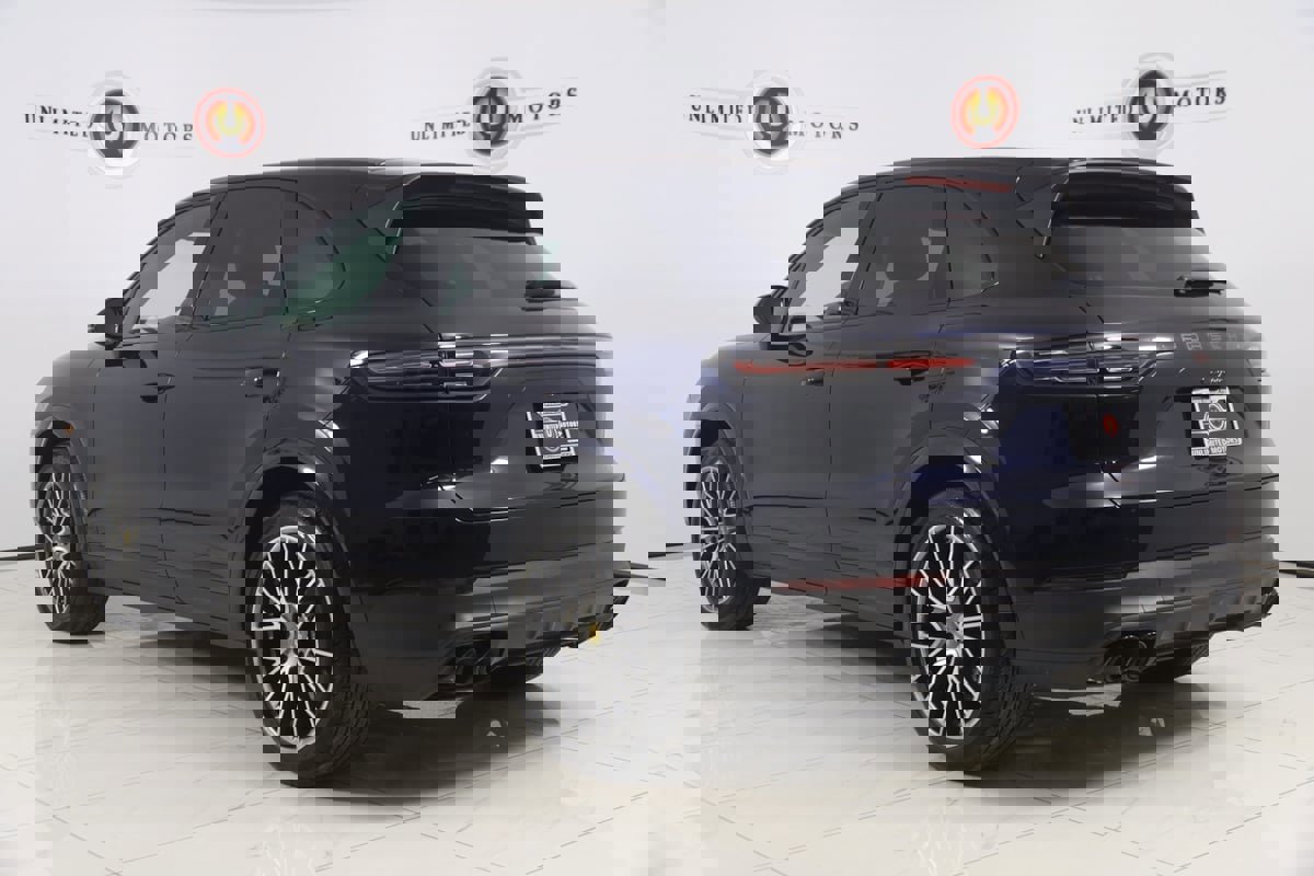 Used 2022 Porsche Cayenne Platinum Edition w/ Premium Package Plus image 4