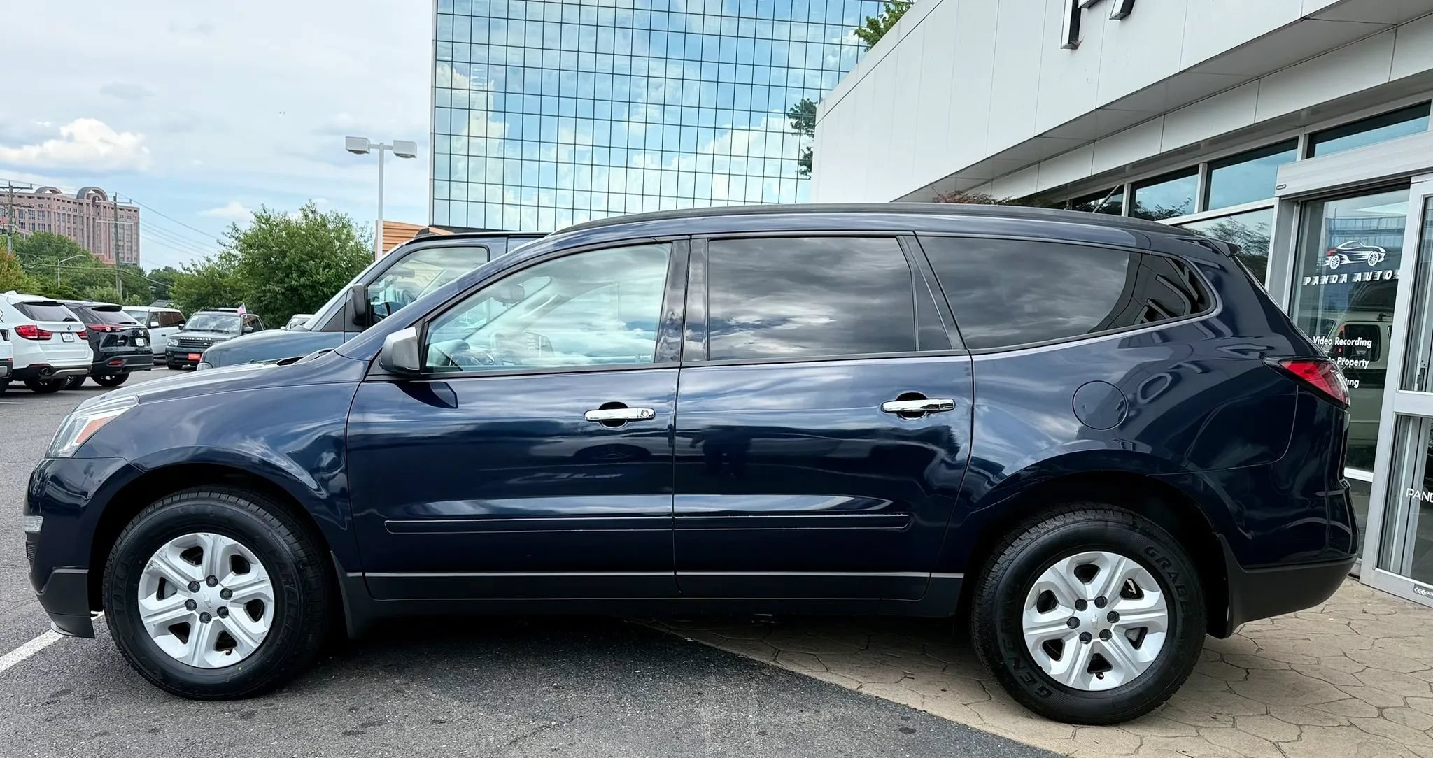 Used 2015 Chevrolet Traverse LS FWD image 3