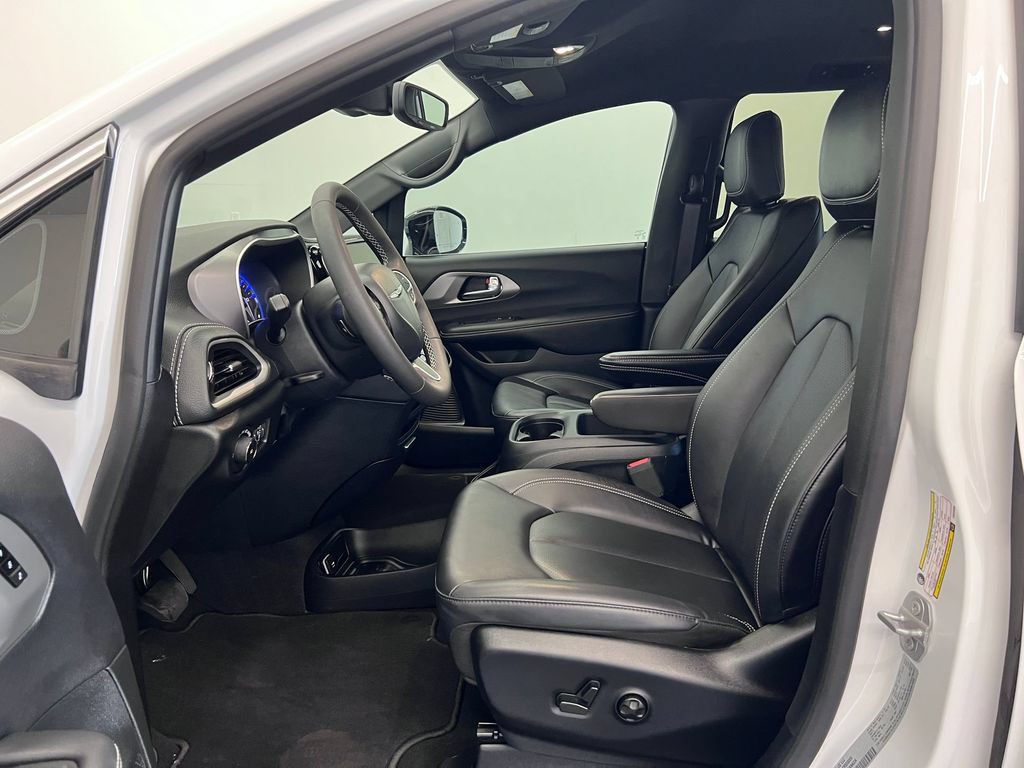 Used 2025 Chrysler Pacifica Select AWD/4WD image 5